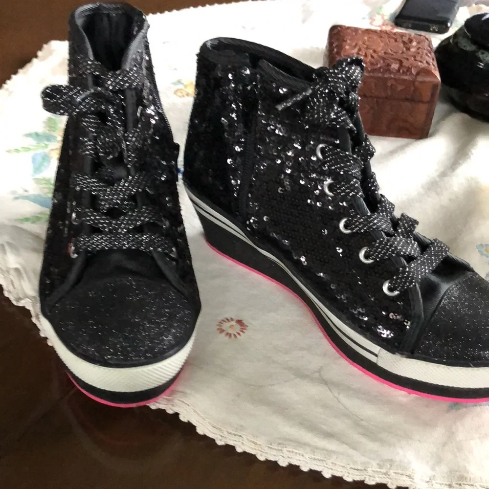 Enzo Black Sparkling Sequined Platform Sneakers. Size 5
